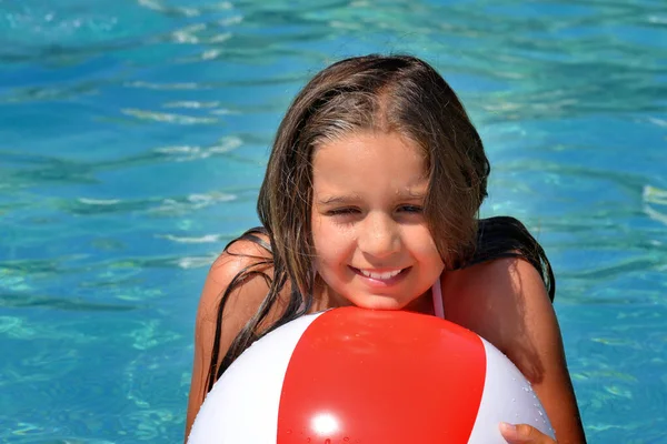 プールでリラックスした本当の愛らしい女の子 夏休みのコンセプト — ストック写真