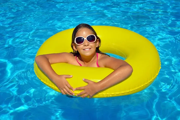 Verdadeiro Adorável Menina Relaxante Piscina Conceito Férias Verão — Fotografia de Stock