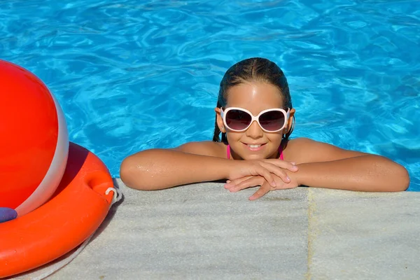 Véritable Adorable Fille Relaxante Dans Piscine Concept Vacances Été — Photo