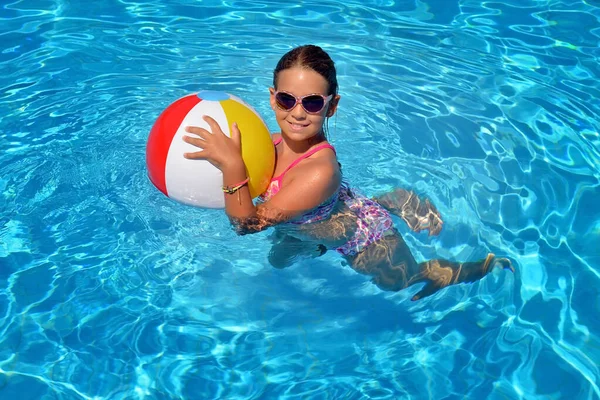 Verdadeiro Adorável Menina Relaxante Piscina Conceito Férias Verão — Fotografia de Stock