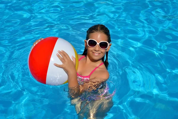 Chica Adorable Real Relajarse Piscina Concepto Vacaciones Verano — Foto de Stock