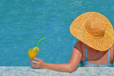 Gerçek kadın güzellik rahatlatıcı yüzme havuzunda yaz tatil kavramı