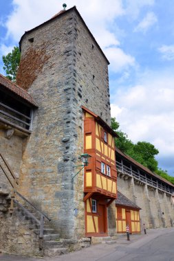 ROTHENBURG OB DER TAUBER, GERMANY - 10 Temmuz 2017 'de şehir merkezinde sokak manzarası.