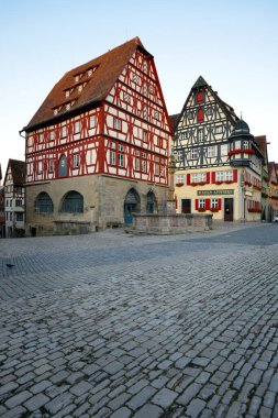 ROTHENBURG OB DER TAUBER, Almanya 'nın Rothenburg ob der Tauber şehrinde 13 Temmuz 2017' de şehir merkezinde sokak manzarası