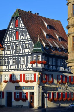 ROTHENBURG OB DER TAUBER, Almanya 'nın Rothenburg ob der Tauber şehrinde 13 Temmuz 2017' de şehir merkezinde sokak manzarası