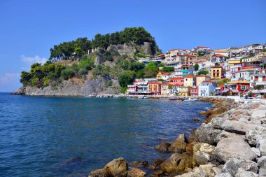 PARGA, GREECE - 25 Ağustos 2018 'de Yunanistan' ın Parga kentinde Parga 'nın havadan görünüşü