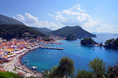 PARGA, GREECE - 25 Ağustos 2018 'de Yunanistan' ın Parga kentinde Parga 'nın havadan görünüşü