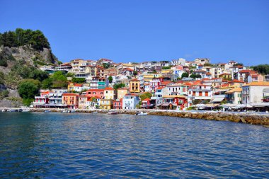 PARGA, GREECE - 25 Ağustos 2018 'de Yunanistan' ın Parga kentinde Parga 'nın havadan görünüşü