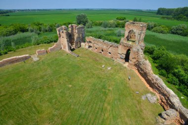 BAC, SERBIA - 27 Haziran: Sırbistan 'ın Bac kentinde 27 Haziran 2019' da ortaçağ kalesinin kalıntıları