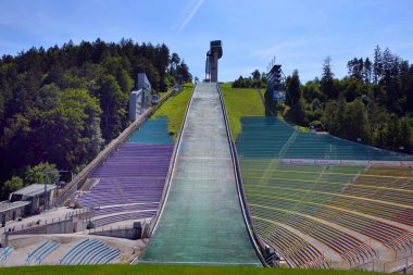 INNSBRUCK, AUSTRIA - 1 Ağustos 2019 'da Avusturya' nın Innsbruck kentindeki Bergisel kayak atlama stadyumu