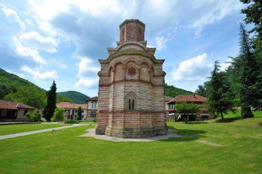 KALENİC, SERBIA- 18 Temmuz: 15. yüzyılda Sırbistan 'ın Kaleniç kentinde kurulan Sırp Ortodoks Manastırı Kaleniç.