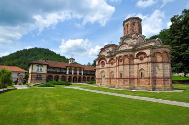 KALENİC, SERBIA- 18 Temmuz: 15. yüzyılda Sırbistan 'ın Kaleniç kentinde kurulan Sırp Ortodoks Manastırı Kaleniç.