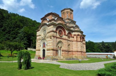 KALENİC, SERBIA- 18 Temmuz: 15. yüzyılda Sırbistan 'ın Kaleniç kentinde kurulan Sırp Ortodoks Manastırı Kaleniç.