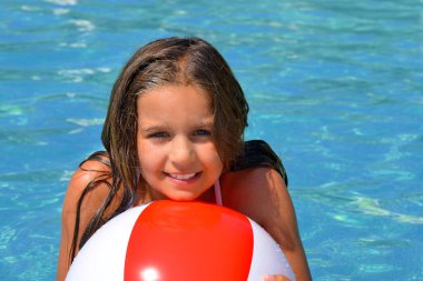 Çok tatlı bir kız, yüzme havuzunda dinleniyor, yaz tatili konsepti.
