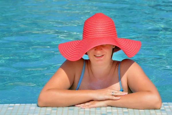 Skutečné Ženské Krásy Relaxační Bazénu Koncept Letní Dovolenou — Stock fotografie