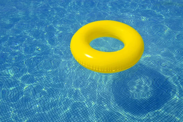 Colorido Tubo Flotando Una Piscina Concepto Vacaciones Verano — Foto de Stock