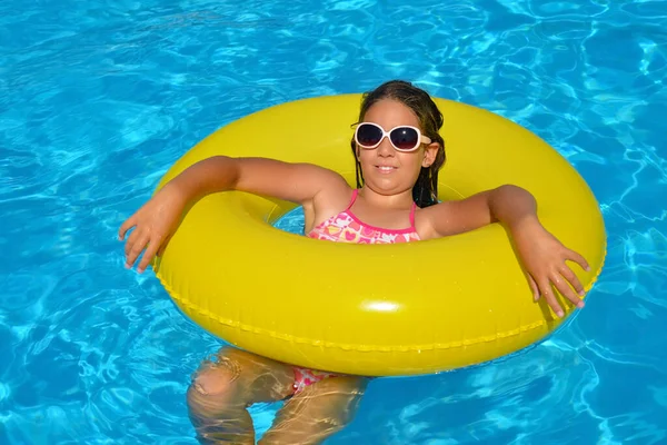 Chica Adorable Real Relajarse Piscina Concepto Vacaciones Verano — Foto de Stock