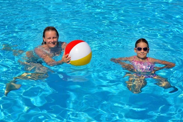 Madre Rilassante Piscina Con Sua Figlia — Foto Stock