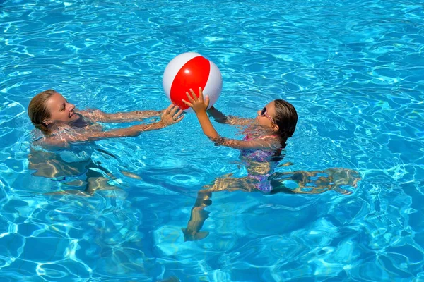 Mãe Relaxante Piscina Com Sua Filha — Fotografia de Stock