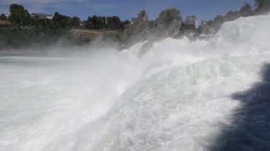 SHAFFHAUSEN, SWitness ZERLAND - 5 Temmuz 'da Ren Nehri Şelaleleri. Schaffhausen, İsviçre 'de 2017