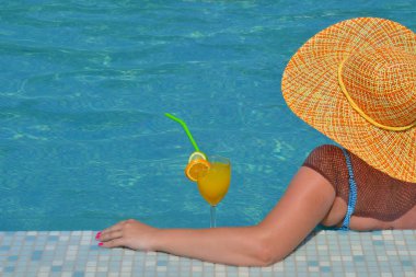 Gerçek kadın güzellik rahatlatıcı yüzme havuzunda yaz tatil kavramı