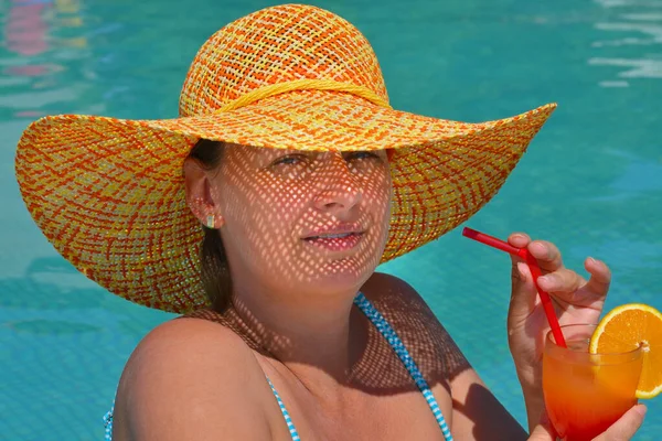 Echte Vrouwelijke Schoonheid Ontspannen Het Zwembad Zomer Vakantie Concept — Stockfoto