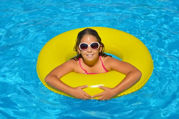 Véritable Adorable Fille Relaxante Dans Piscine Concept Vacances Été — Photo