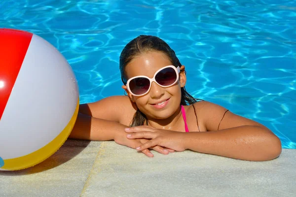 Chica Adorable Real Relajarse Piscina Concepto Vacaciones Verano — Foto de Stock