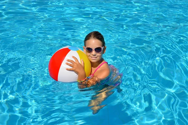 Echt Schattig Meisje Ontspannen Het Zwembad Zomer Vakantie Concept — Stockfoto