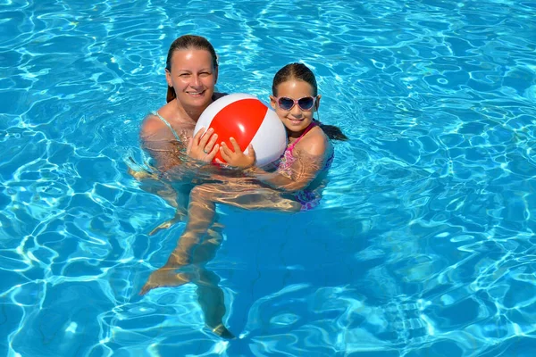 母亲和女儿在游泳池里放松 — 图库照片