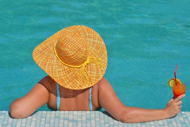 Gerçek kadın güzellik rahatlatıcı yüzme havuzunda yaz tatil kavramı