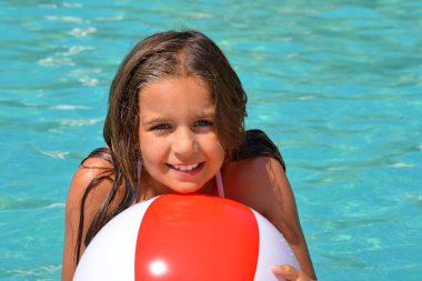 Çok tatlı bir kız, yüzme havuzunda dinleniyor, yaz tatili konsepti.