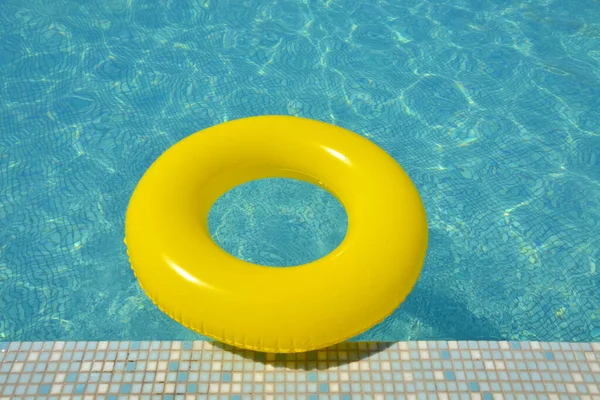 Barevné Nafukovací Trubice Plovoucí Bazénu Letní Dovolená Koncept — Stock fotografie