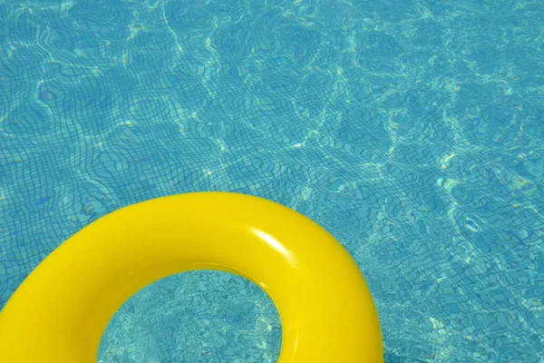 Bunte Aufblasbare Röhre Schwebt Schwimmbad Sommerferienkonzept — Stockfoto