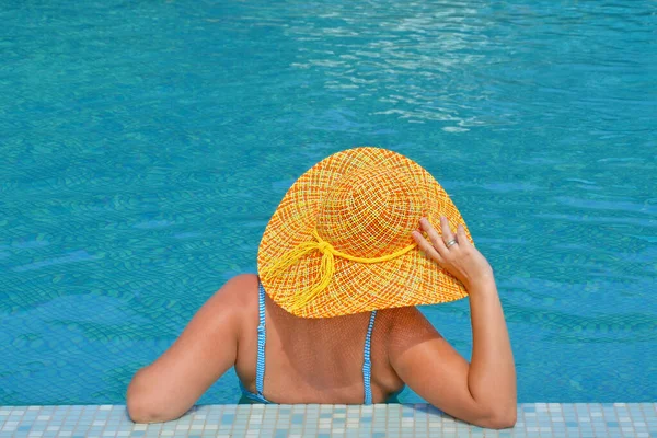 Echte Weibliche Schönheit Entspannend Schwimmbad Sommerferienkonzept — Stockfoto