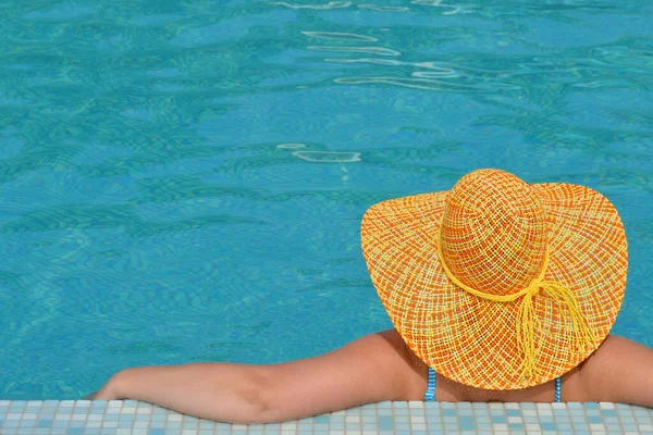 Real Beleza Feminina Relaxante Piscina Conceito Férias Verão — Fotografia de Stock