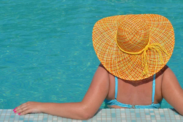 真正的女美放松在游泳池 夏天度假概念 — 图库照片