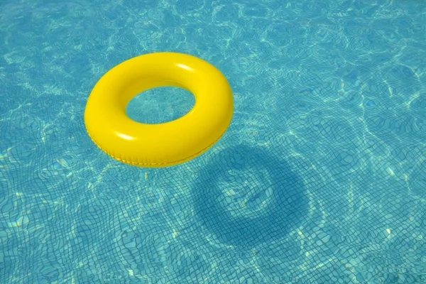 Kleurrijke Opblaasbare Buis Drijvend Een Zwembad Zomervakantie Concept — Stockfoto