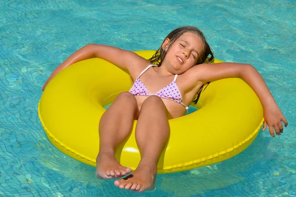 Chica Adorable Real Relajarse Piscina Concepto Vacaciones Verano —  Fotos de Stock