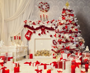 Noel oda iç, beyaz Xmas ağacı, şömine dekorasyonu