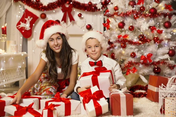 Scatola regalo regalo di Natale di apertura dei bambini, Ragazza del ragazzo che festeggia Natale — Foto Stock