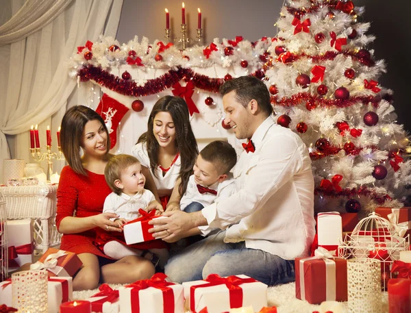 Confezione regalo regalo di apertura della famiglia di Natale, celebrazione delle vacanze di Natale — Foto Stock