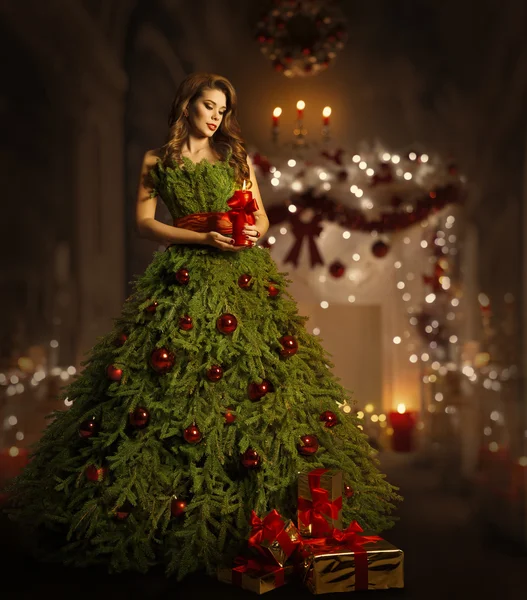 Vestido de árvore de Natal de mulher, traje de vestido de moda modelo Xmas — Fotografia de Stock