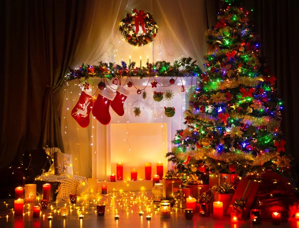Χριστουγεννιάτικο δέντρο νύχτας εσωτερικό δωματίου, διακόσμηση τζάκι φώτα — Φωτογραφία Αρχείου