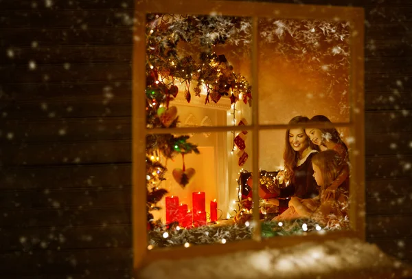 Christmas Window, Family Celebrating Holiday, Mother Children — Stock Photo, Image