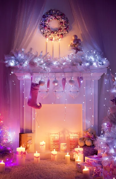 Weihnachtskamin, Kranzsocke am magischen Kamin, Weihnachtsstrumpf — Stockfoto