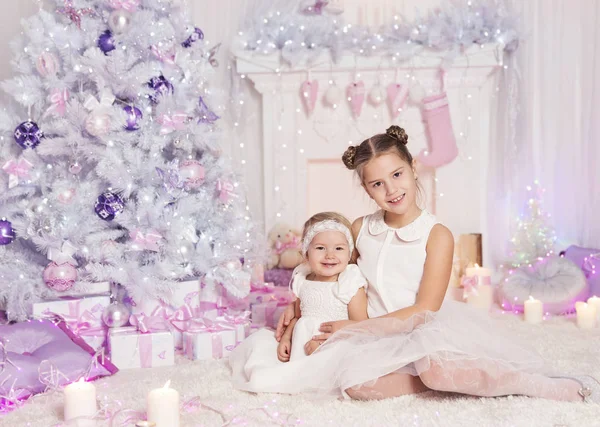 Niños celebrando vacaciones de Navidad, árbol de Navidad y niñas —  Fotos de Stock