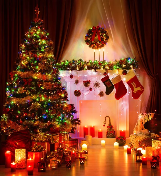 Christmas Room och belysning Xmas Tree, magiska interiör spis — Stockfoto