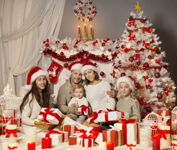 Ritratto di famiglia di Natale, albero di Natale e regali Regali — Foto Stock