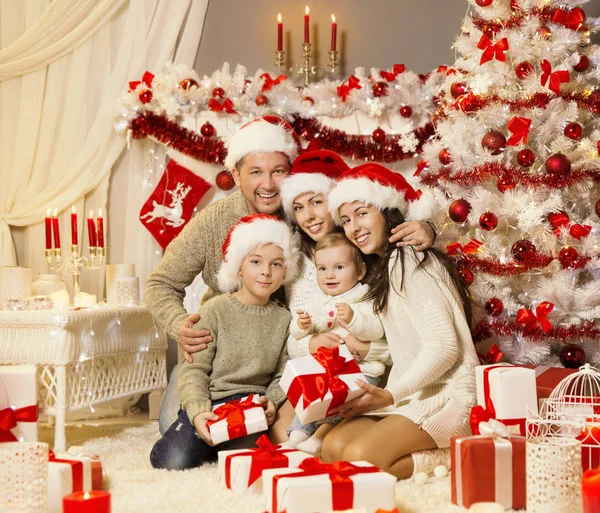 Ritratto di famiglia di Natale, L'albero di Natale presenta regali, Celebrazione delle vacanze — Foto Stock